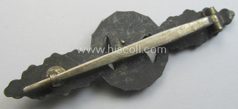 WH (Luftwaffe) 'Frontflugspange für Aufklärer in Silber' being a (typical) non-maker-marked example as (partly) executed in 'Feinzink'-based metal