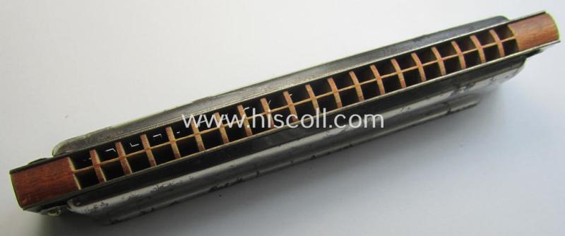 Attractive - and with certainty not that easily encountered! - TR-era- (ie. 'Deutsche Wehrmacht'-) related harmonica entitled: 'Militär-Musik - Klangvoll und Rein' and that comes in a moderately used condition