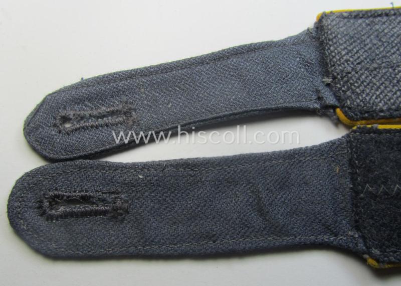 Pair of WH (Luftwaffe) shoulderstraps as was executed in typical 'HBT'-type cloth and piped in the bright-yellow-coloured branchcolour as was intended for a: 'Soldat der Flieger- o. Fallschirmjäger-Trpn.'