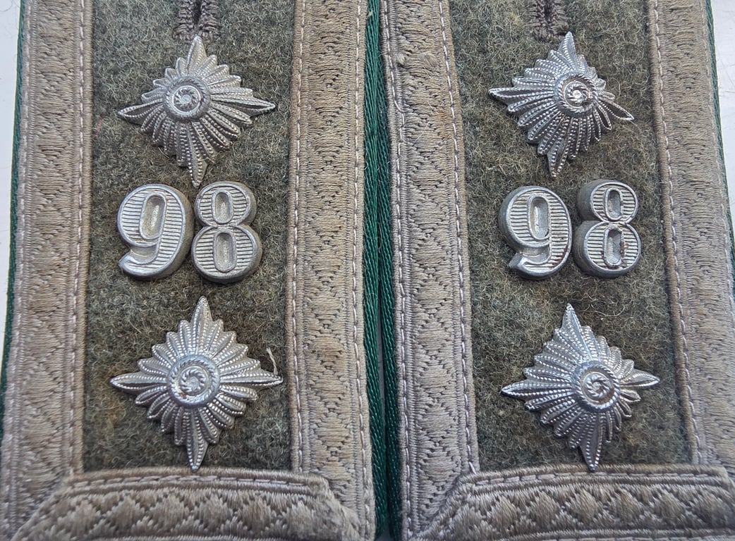 WH pair of Gebirgsjäger M43 straps to NCO Regt.98