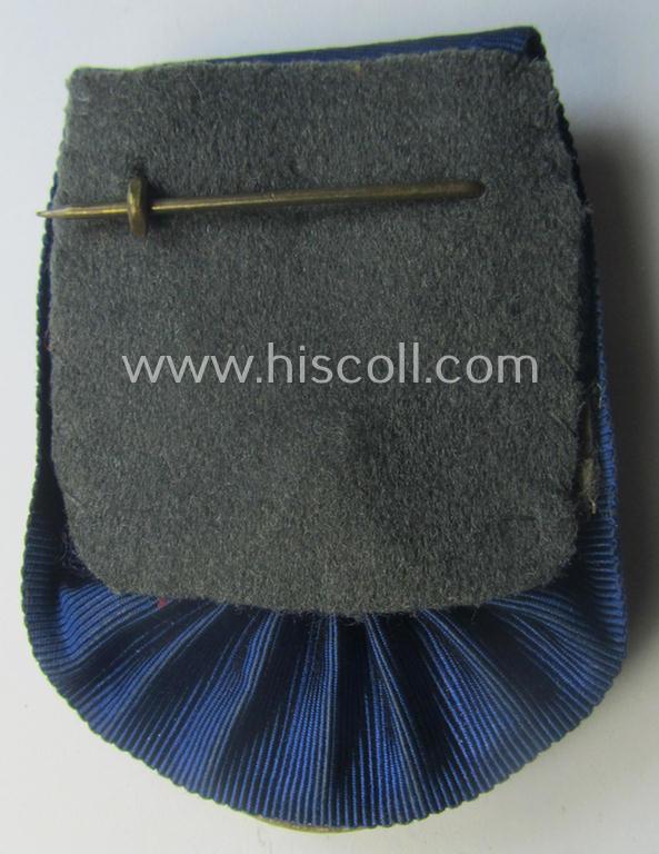 Bright-silver-toned WH (Heeres o. KM) so-called: 'Einzelspange' showing a: 'WH-Dienstauszeichnung 4. Stufe' (as was intended for 4 years of loyal-service) and that shows a detailed, Heeres o. KM-type-eagle-device, period-attached