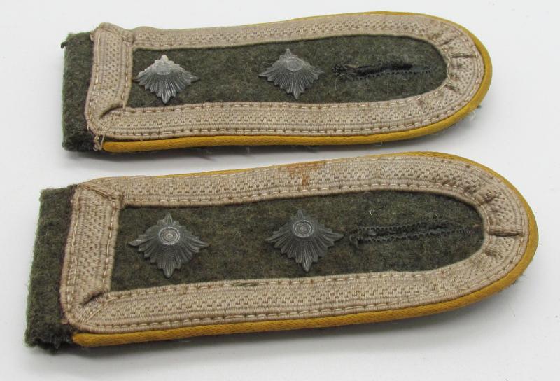 Wehrmacht (Heer) M43 Signals ‘Oberfeldwebel' shoulder boards