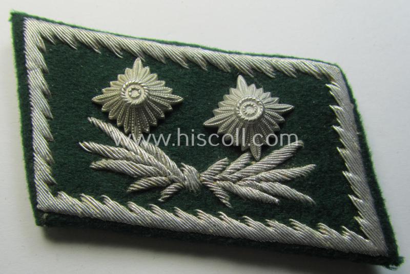 Attractive - and fully matching! - pair of TR-period, 'Zoll'- (ie. customs-) related officers'-type collar-patches (ie. 'Kragenspiegel') as executed in neat hand-embroidery as was intended for usage by a: 'Zollsekretär'
