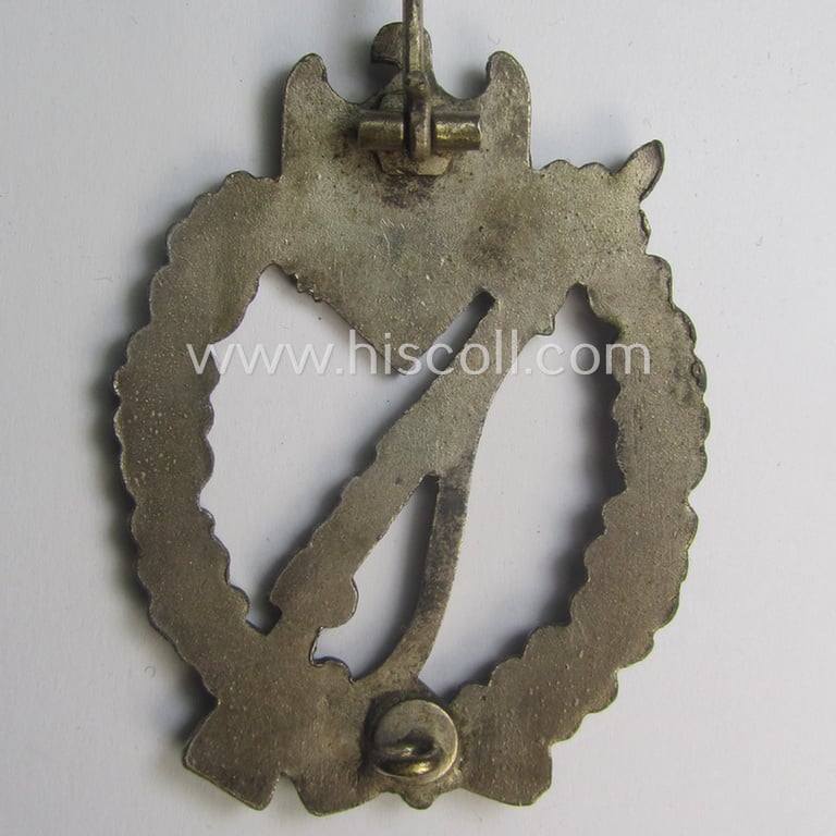 'Infanterie Sturmabzeichen in Silber' being an unmarked, 'variant'-pattern-example as executed in zinc-based, silverish-toned metal (ie. 'Feinzink') as was produced by the: 'C.E. Juncker'-company