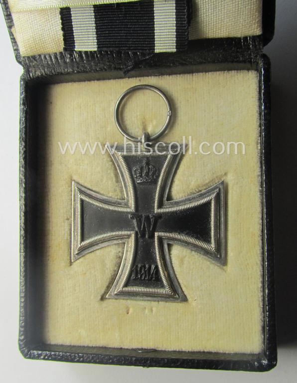 Attractive - and quite unusual! - WWI-period: 'Eisernes Kreuz II. Klasse' (or: iron cross second class) being a maker- (ie. 'O'-) marked example that comes stored in its luxuriously-styled, black-coloured etui as issued and/or found