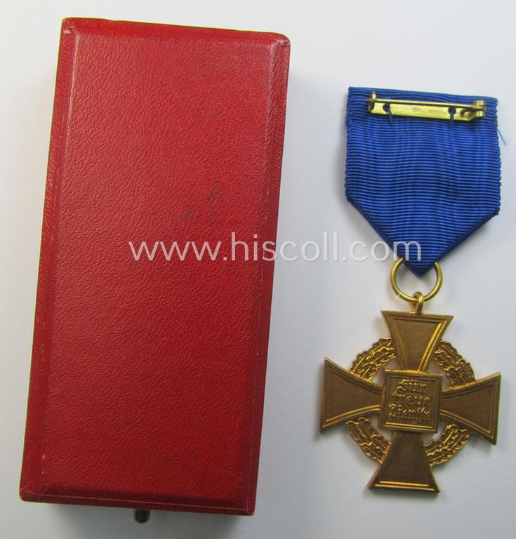 'Treuedienst Ehrenzeichen 1. Klasse' being a (typical) non-maker-marked example that came mounted onto its original ribbon (ie. 'Bandabschnitt') and that comes stored in its maker- (ie. 'Deschler'-) marked etui as issued