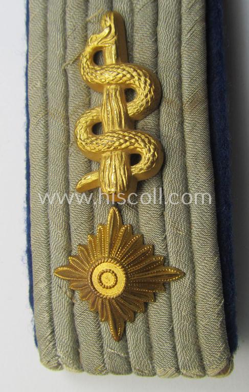 Attractive - albeit regrettably single - WH (Heeres) 'cyphered' officers'-type shoulderboard as piped in the darker-blue-coloured branchcolour as was intended for an: 'Oberleutnant u. Arzt eines Sanitäts-Abteilungs'