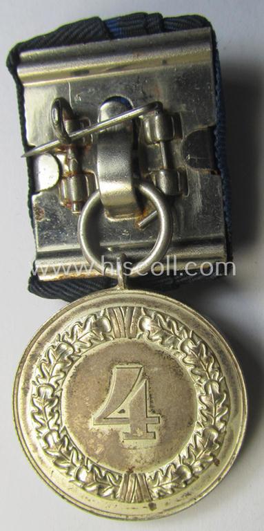 Attractive, WH (Heeres o. KM) so-called: 'Einzelspange' (of the 'detachable'-pattern) showing a: 'WH-Dienstauszeichnung 4. Stufe' (as was intended for 4 years of loyal-service) and that shows a Heeres o. KM-type-eagle-device, period-attached