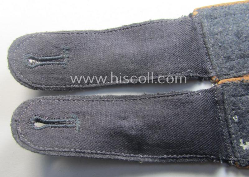 Pair of WH (Luftwaffe) NCO-type shoulderstraps as piped in the light-brown-coloured branchcolour as was intended for a: 'Feldwebel der Nachrichten-Trpn.'