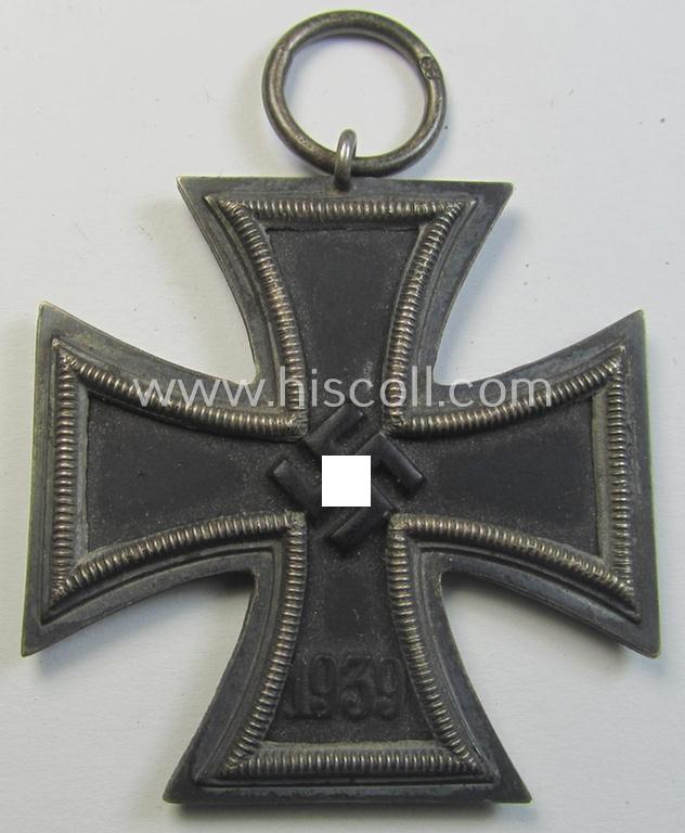 Attractive, 'Eisernes Kreuz II. Klasse' being a maker- (ie. '55'-) marked example that comes together with its original- and once-mounted ribbon (ie. 'Bandabschnitt') as was produced by the maker (ie. 'Hersteller'): 'J.E. Hammer & Söhne'