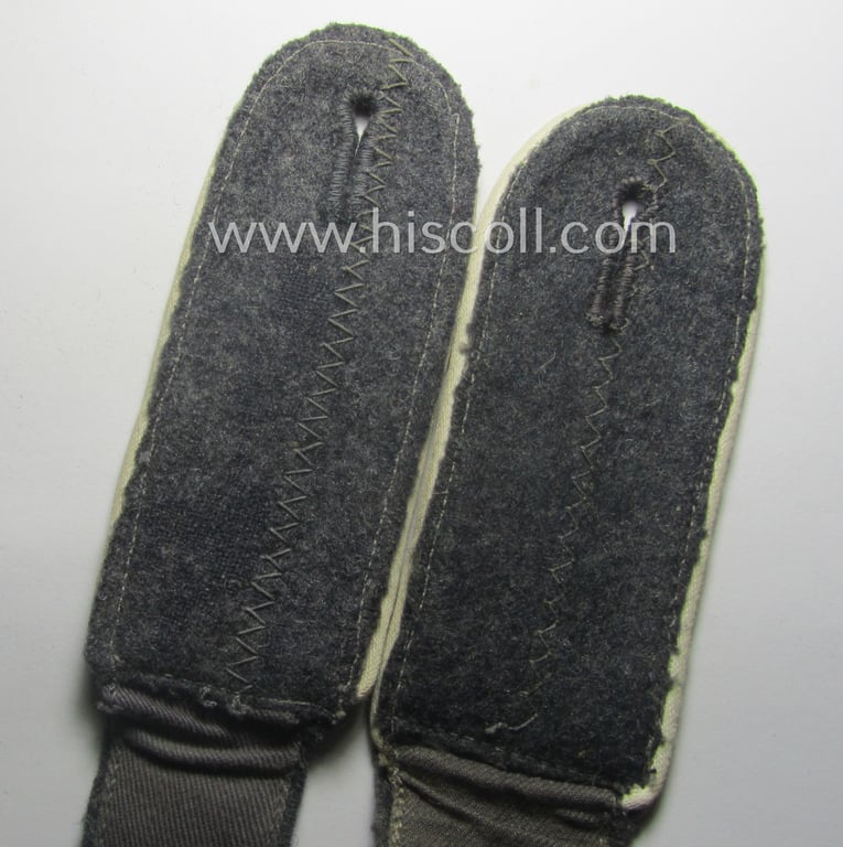 Pair of WH (Luftwaffe) white-piped, so-called: 'Hermann Göring'-division, EM-type shoulderstraps: 'Soldat u. Mitglied der Hermann Göring Division'