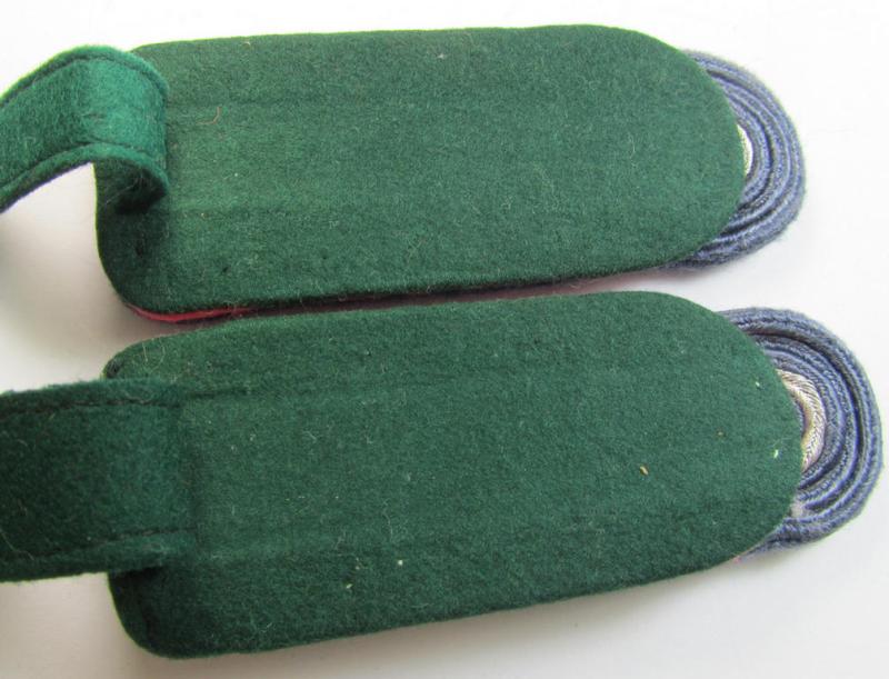 Attractive - fully matching and scarcely encountered! - pair of WH (Luftwaffe) NCO-type shoulderboards as was intended for a medium-ranked, administrative-official (ie. NCO) having the rank of: 'Unterfeldwebel' (ie.: 'Beambter des mittleren Dienst...