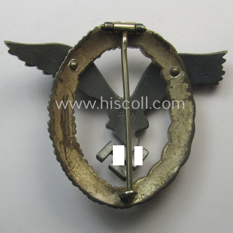 WH (Luftwaffe) war-badge (ie. 'LW-Flugzeugführer-Abzeichen' or: pilots'-war-badge) by the 'Berg & Nolte'-company that came stored in its period (and matching!) etui