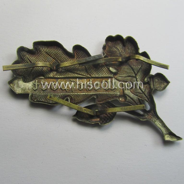 Single, 'Stahlhelmbund'- (ie. 'Der Stahlhelm' o. Bund der Frontsoldaten (o. Sta.)' silver-toned- (and: 'Buntmetall'-based) collar-patch-device (ie. 'Kragenspiegel-Auflage') showing text: 'Wehrsport'