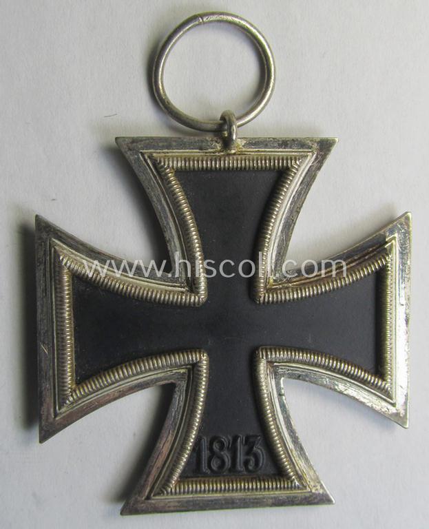 Attractive, 'Eisernes Kreuz II. Klasse' being a non-maker-marked example that comes together with its original- and never-mounted ribbon (ie. 'Bandabschnitt') as was (I deem) produced by the maker (ie. 'Hersteller'): 'Walter & Henlein'