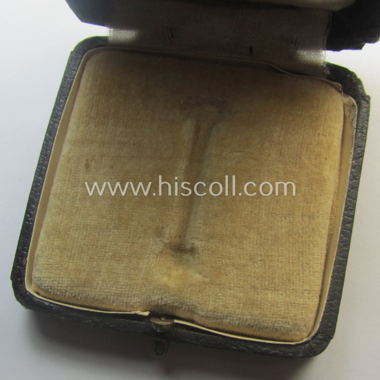 Attractive - albeit empty! - luxuriously-styled etui as was specifically intended to store an: 'Eisernes Kreuz 1. Klasse' (or: Iron Cross 1st class) that comes in an overall nicely preserved condition