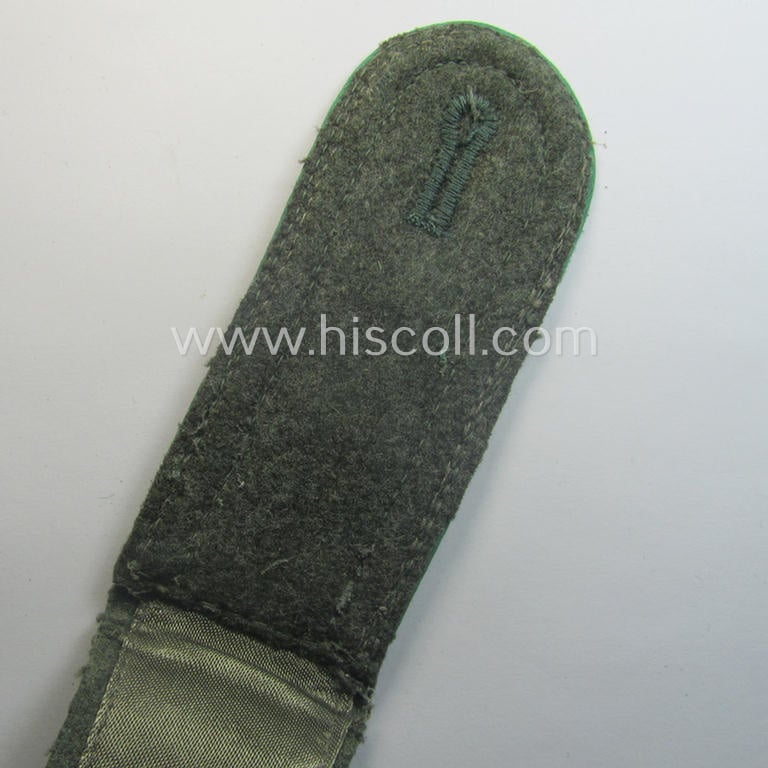 Single - but nevertheless scarcely seen! - WH (Heeres) NCO-type shoulderstrap as was piped in the darker-green branchcolour as was intended for an: 'Unteroffizier' who served within a: 'Jäger- o. Gebirgsjäger-Rgts.'