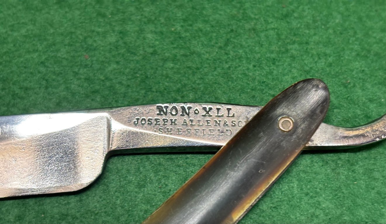 WW1 Issued Razor Welsh Regiment