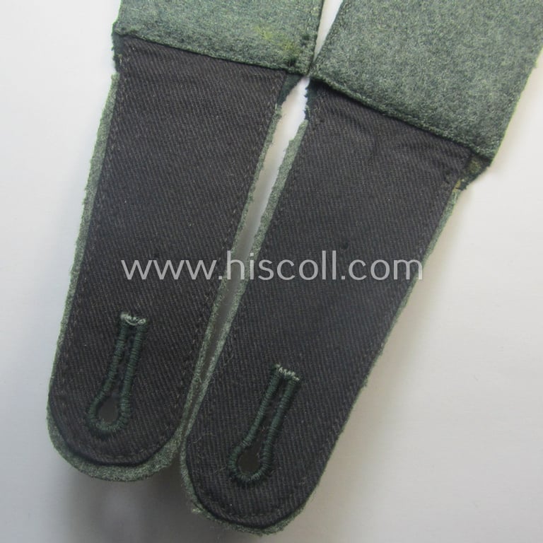 Fully matching pair of early-period (ie. 'M36- o. M40'-pattern and/or pointed-styled), WH (Heeres) 'cyphered' EM-type shoulderstraps as was intended for a: 'Soldat des Inf.-Maschinengewehr-Abts. 1'