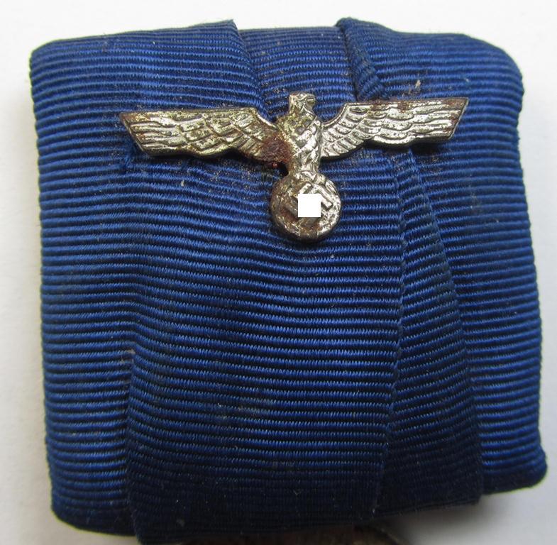 Tarnished, silver-toned WH (Heeres o. KM) so-called: 'Einzelspange' showing a: 'WH-Dienstauszeichnung 4. Stufe' (as was intended for 4 years of loyal-service) and that shows a detailed, Heeres o. KM-type-eagle-device, period-attached