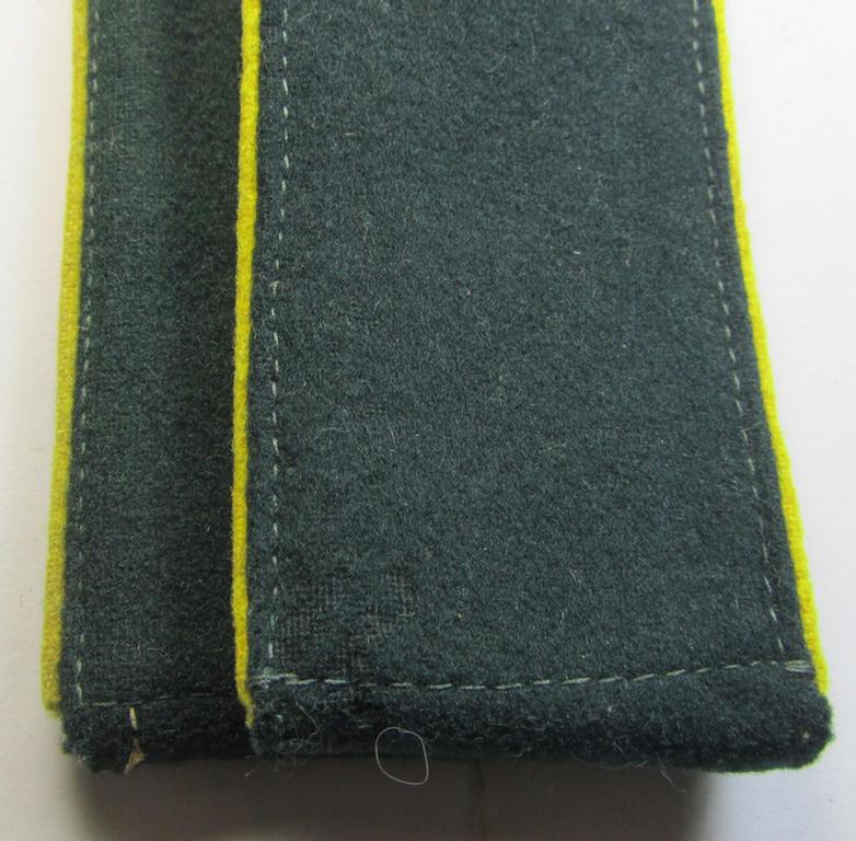 Neat - albeit regrettably mis-matched - pair of WH (Heeres), early- (ie. pre-) war-period- (ie. 'M36 o. 40'-pattern-) EM-type shoulderstraps as was specifically intended for usage by a: 'Soldat u. Mitglied einer Nachrichten-Regiments'