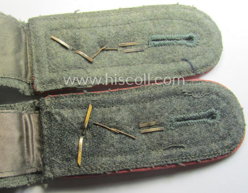 Pair of WH (Heeres) 'M40 o. M41'-pattern, 'cyphered' NCO-type shoulderstraps as piped in the bright-pink-coloured branchcolour as was intended for a: 'Feldwebel des Panzerabwehr-Abtlgs. 7' (ie. 'Divisionseinheit der 7. Inf.-Div.')