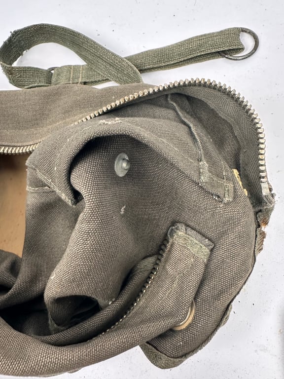 Rare Fallshirmjager gasmask/bag "ebd"