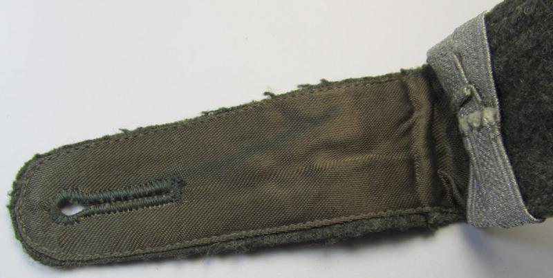 Single - but nevertheless scarcely found! - WH (Heeres) I deem mid-war period- (ie. 'M43'-pattern-) NCO-type shoulderstrap as was intended for usage by an: 'Unteroffizier u. Offiziers-Anwärter der Nachrichten-Truppen'
