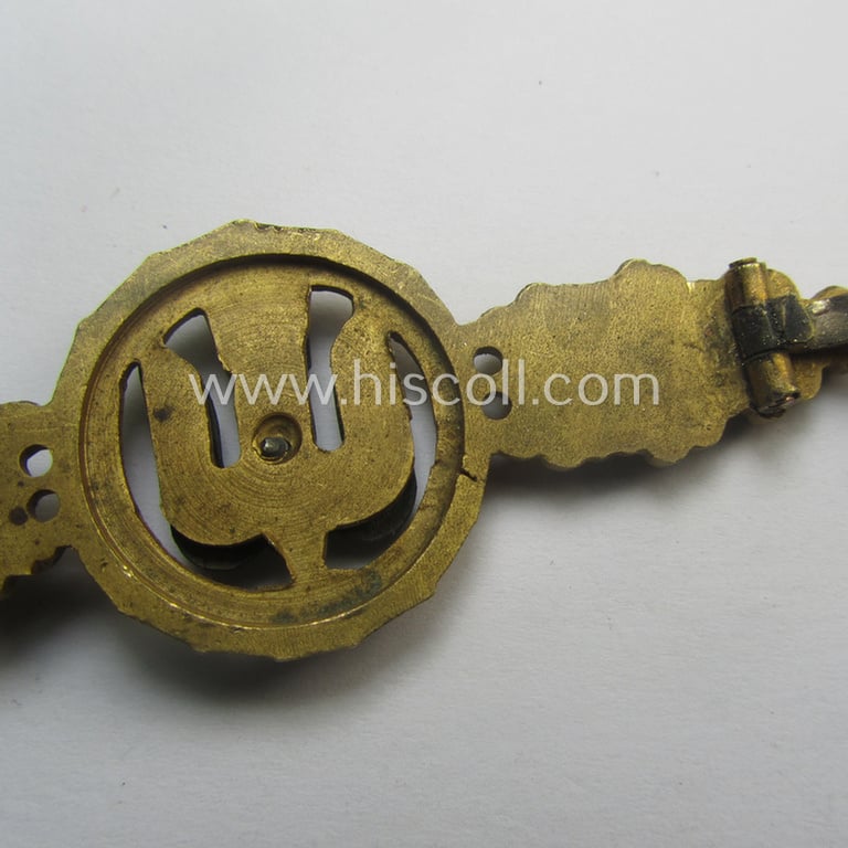 Tombak- (ie. 'Buntmetall'-) based- and/or (typical) non-maker-marked example of a WH (Luftwaffe) 'Frontflugspange für Kampfflieger in Gold' as presumably produced by the: 'C.E. Juncker'-company