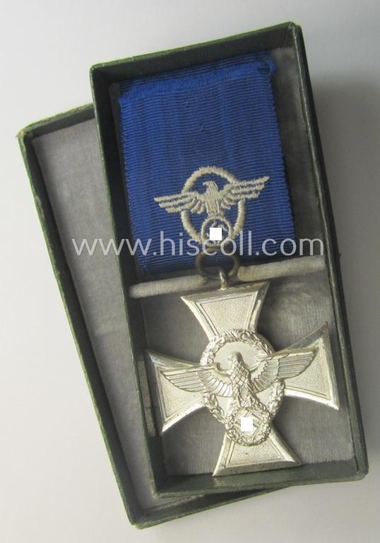 Bright-silver-toned 'Polizei-D.A. 2. Stufe' (or: police loyal-service medal 2nd class) that came together with its period (& long-sized) ribbon (ie. 'Bandabschnitt') and that comes stored in its scarcely seen, green-coloured etui