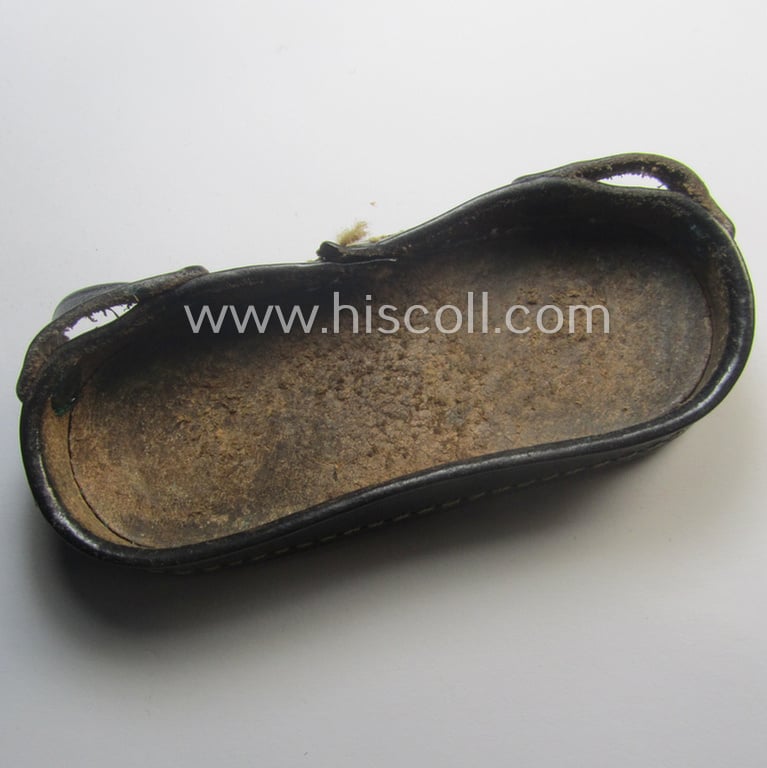 Neat, 'standard-issue'-type WH binoculars (ie. 'Dienstglas 6 x 30') so-called: 'protective-cover' (ie. 'Okularschutz') as executed in black-coloured leather that shows an impressed date ('1938') and/or: 'WaA'-stamp