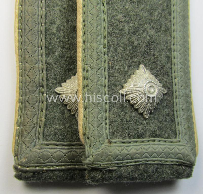 Attractive - and fully matching! - pair of WH (Heeres), early- (ie. mid-) war-period- (ie. 'M41/M43'-) -pattern, NCO-type shoulderstraps as piped in the white-coloured branchcolour as was intended for a: 'Feldwebel eines Infanterie-Regiments'