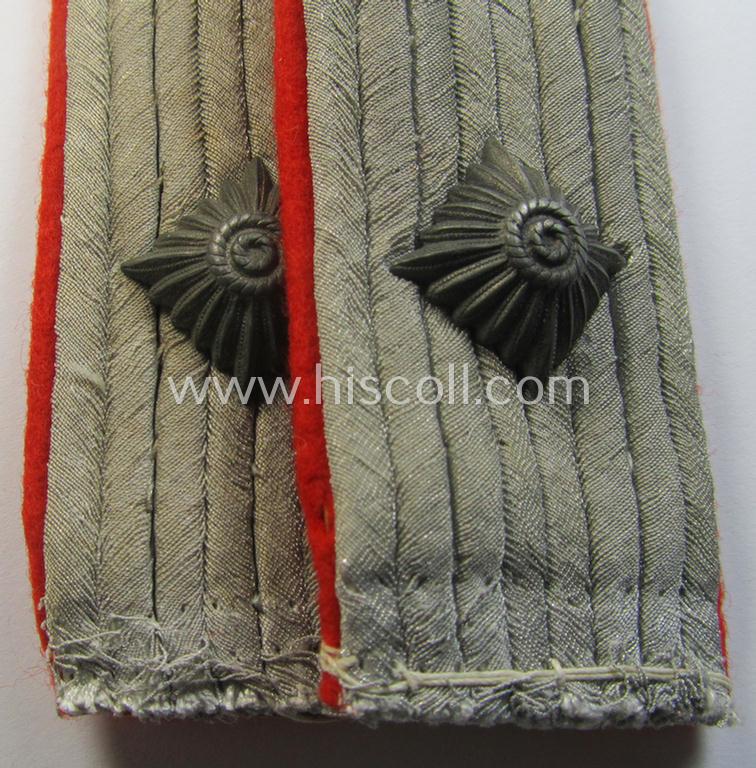 Neat - and fully matching! - pair of WH (Heeres) officers'-type shoulderboards as piped in the bright-red- (ie. 'hochroter'-) coloured branchcolour as was intended for an: 'Oberleutnant eines (Sturm)Artillerie-Rgts. o. Abts.'