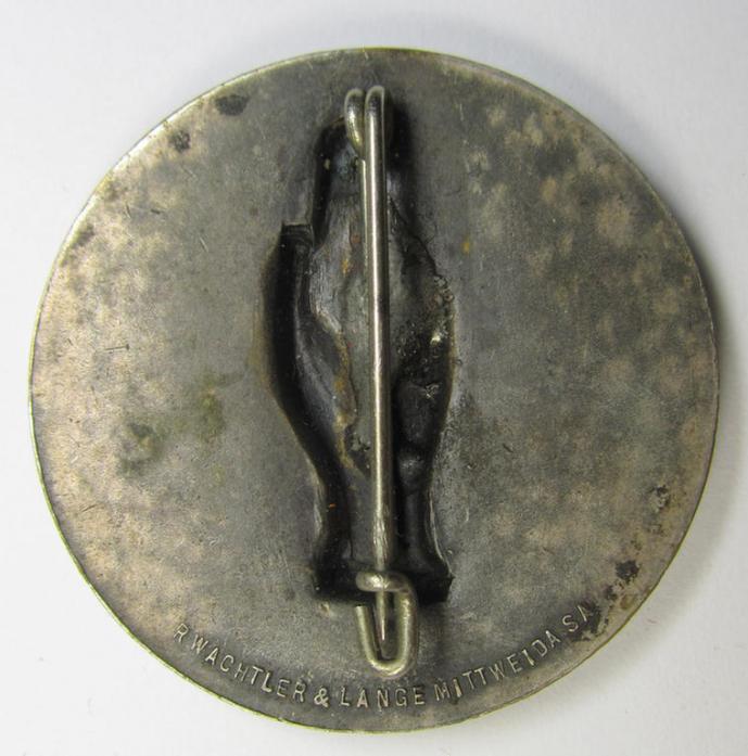 Commemorative - 'Buntmetall'-based-, N.S.D.A.P.-related 'tinnie', being a maker- (ie. 'Wächtler u. Lange'-) marked example depicting an oath-taking hand above a swastika surrounded by the text: 'Treueschwur 25-2-34 - Bayr. Ostmark'