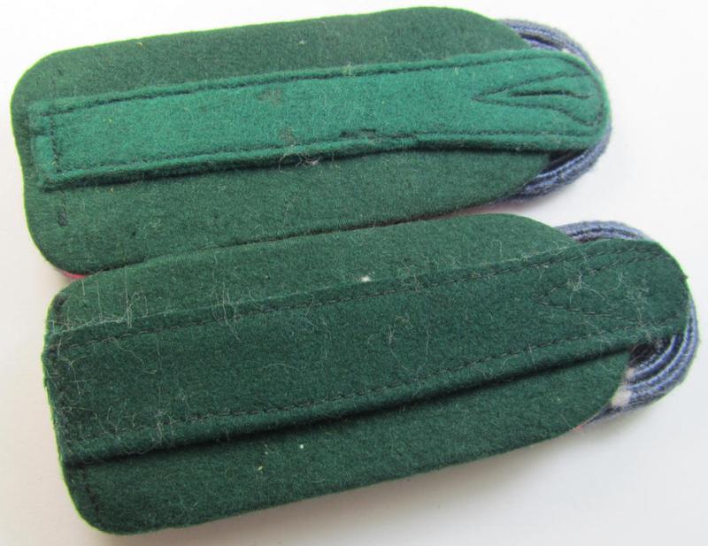 Attractive - fully matching and scarcely encountered! - pair of WH (Luftwaffe) NCO-type shoulderboards as was intended for a medium-ranked, administrative-official (ie. NCO) having the rank of: 'Unterfeldwebel' (ie.: 'Beambter des mittleren Dienst...