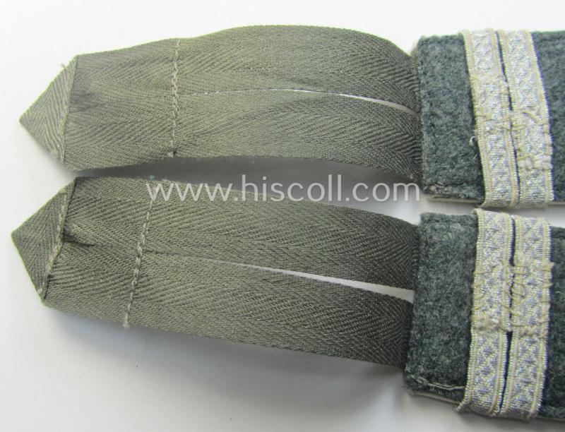 Hardly worn - fully matching and scarcely encountered! - pair of WH (Heeres) later-war period- (ie. 'simplified'- ie. 'M44- o. M45'-pattern) EM-type shoulderstraps as intended for a: 'Soldat u. Offiz.-Anwärter der Infanterie-Trpn.'