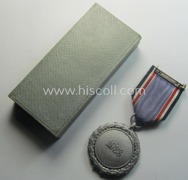 'Stonemint', light-weight (ie. typical aluminium-based) medal as was intended for air-raid wardens 2nd. class (or: 'Luftschutz-Ehrenzeichen 2. Stufe') that comes stored in its period, dove-grey-coloured etui