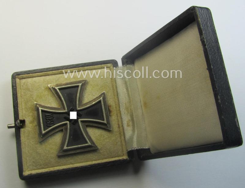 'Eisernes Kreuz 1. Klasse' (or: Iron Cross 1st class) being a (typical) non-marker-marked example by the maker: 'B.H. Mayer's Kunstprägeanstalt' and that comes in its original etui as issued- and /or moderately used