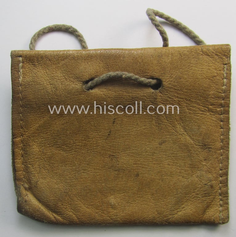 Natural-coloured- and/or genuine leather-based etui (ie. 'Tragetasche') as was intended to store an ID-disc (ie. 'Tragetasche für Erkennungsmarke') and that comes in a just minimally used- ie. worn, condition