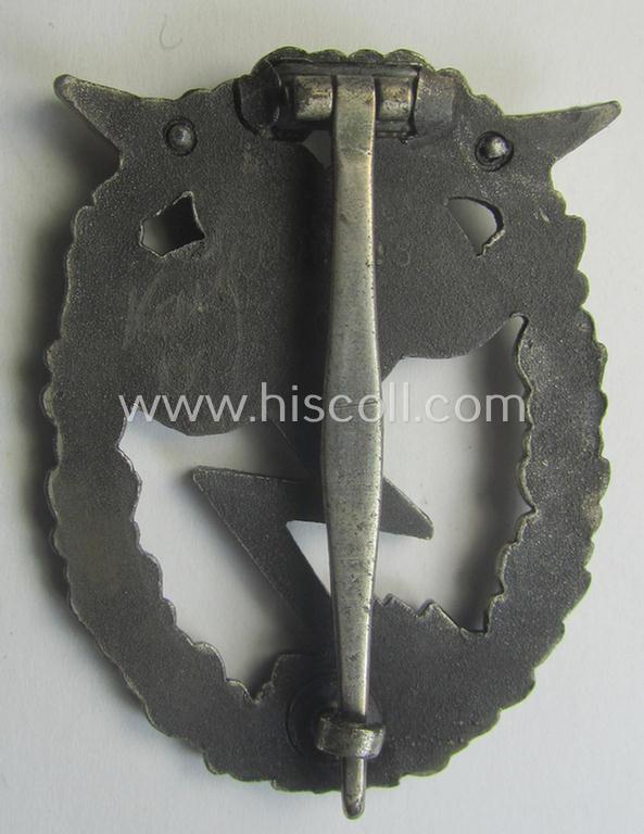 Very nicely preserved - and truly luxuriously-styled! - WH (LW) 'Erdkampfabzeichen' being a: 'Metall u. Kunststoff'- (ie. 'M.K. 5'-) marked example