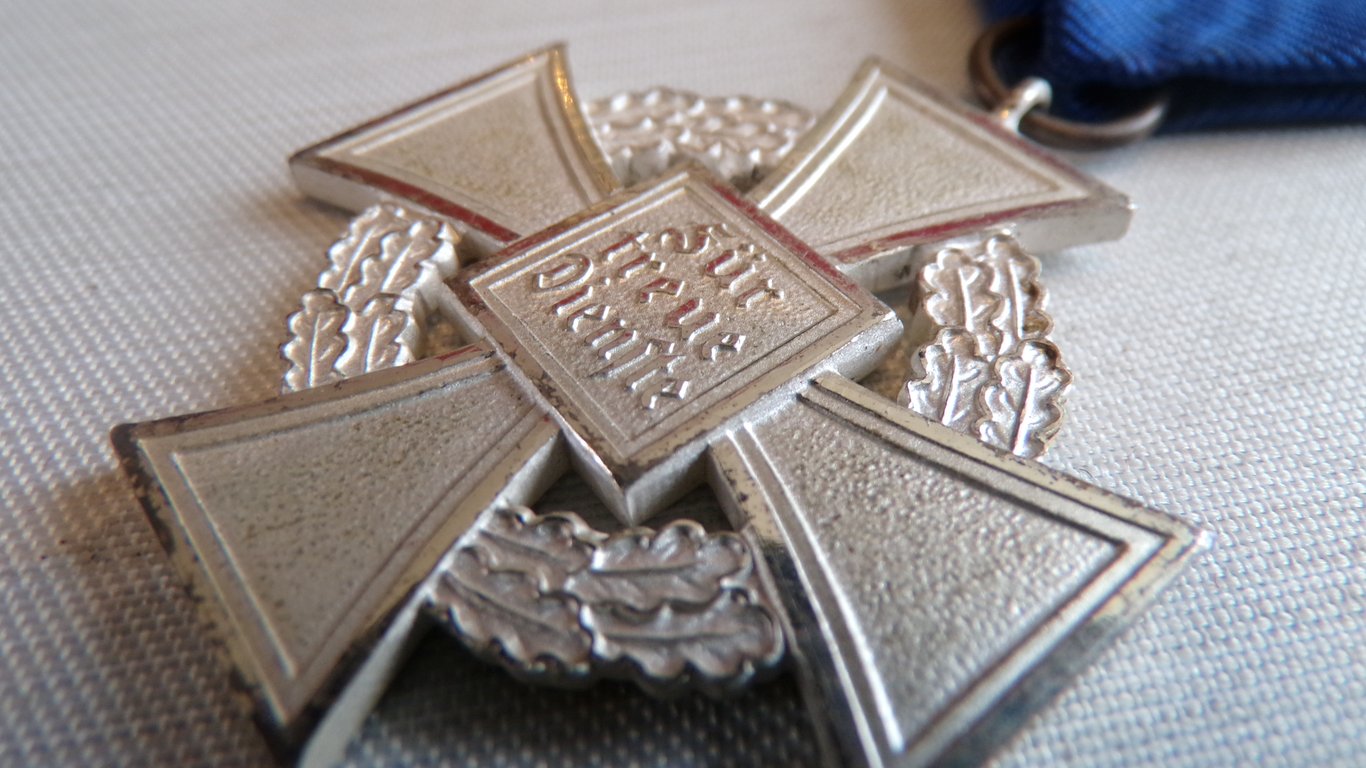 Cased 25-Year Faithful Service Medal
