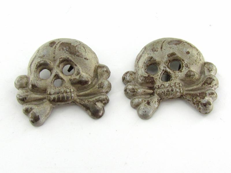Wehrmacht (Heer) Pair of ( Magnetic ) Panzer Collar Tab Skulls