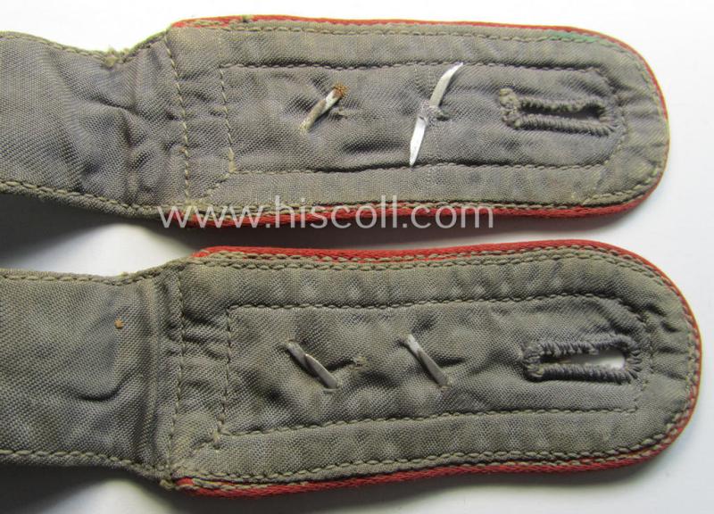 Superb - matching and rarely found! - pair of WH (Luftwaffe) NCO-type shoulderstraps as was executed in typical 'HBT'-type cloth and piped in the bright-red-coloured branchcolour as intended for usage by an: 'Oberwachtmeister der Flak-Artillerie'