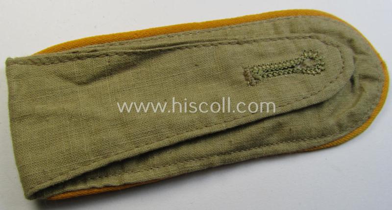 Single, WH (Luftwaffe) tropical-issued, EM-type-shoulderstrap as executed in beige-coloured linnen (as was specifically intended for usage on the tropical-shirts ie. tunics) as was intended for a: 'Soldat der Flieger- o. Fallschirmjäger-Truppen'