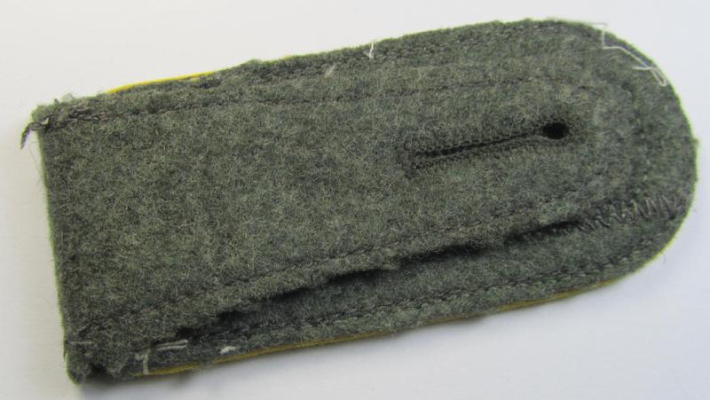 Single, mid-war-period, so-called: 'M43'-pattern, WH (Heeres) NCO-type shoulderstrap as piped in the bright-yellow-coloured branchcolour as was intended for usage by an: 'Uffz. der Nachrichten-Truppen'