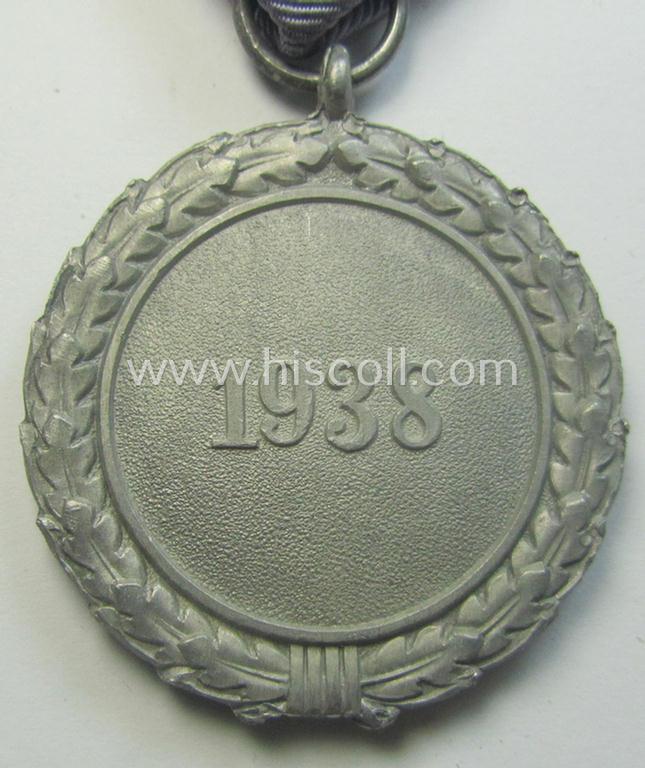 Light-weight (ie. typical aluminium-based) medal as was intended for air-raid wardens 2nd. class (or: 'Luftschutz-Ehrenzeichen 2. Stufe') that comes stored in its period, dove-grey-coloured etui