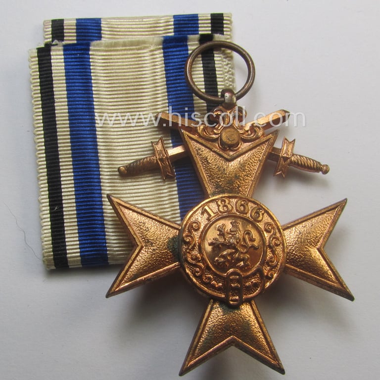 Complete, (pre)WWI-period: 'Bayern Militär-Verdienstkreuz 3. Klasse mit der Krone' being a nicely preserved example that came stored in its luxuriously styled, bordeaux-red-coloured etui (marked: 'Deschler & Sohn - München')