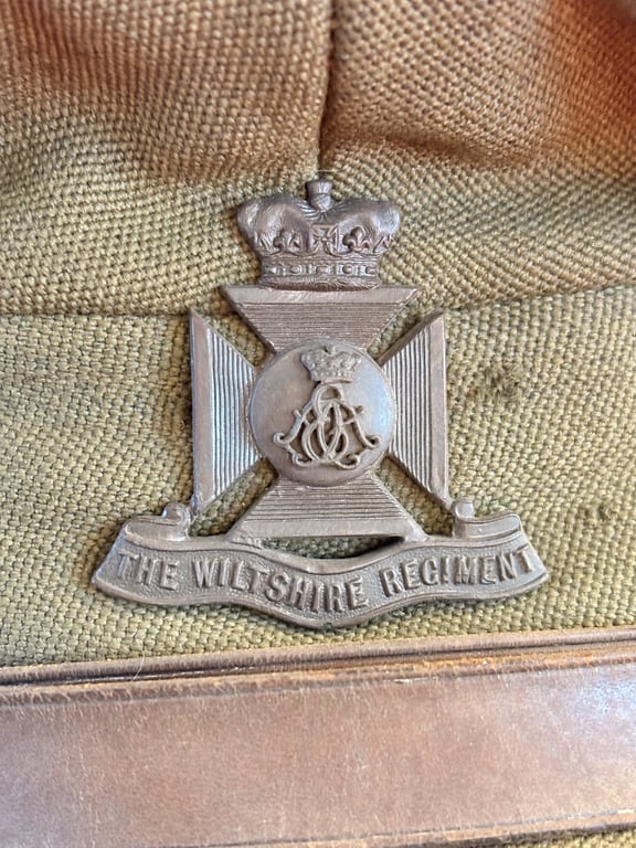 BRITISH WWII WILTSHIRE REGIMENT OFFICERS VISOR CAP, BELT AND CROSS STRAPS.