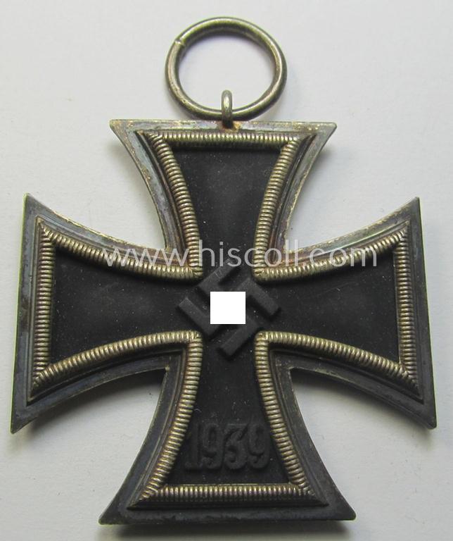 Attractive, 'Eisernes Kreuz II. Klasse' being a maker- (ie. '65'-) marked example that comes together with its original- and once-mounted ribbon (ie. 'Bandabschnitt') as was produced by the maker (ie. 'Hersteller'): 'Klein & Quenzer'