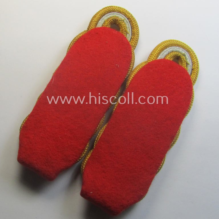 Pair of later- (ie. mid-) war-period, WH (Heeres) general-officers'-pattern shoulderboards (as executed in 'Cellueon'-based material): 'Generalmajor des Heeres'